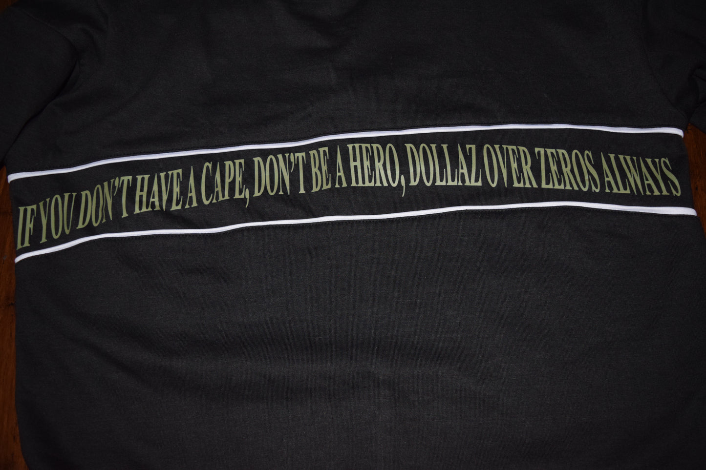 Camiseta negra con el símbolo “$”
