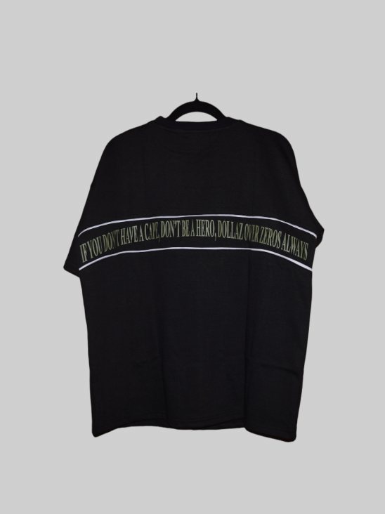 Camiseta negra con el símbolo “$”